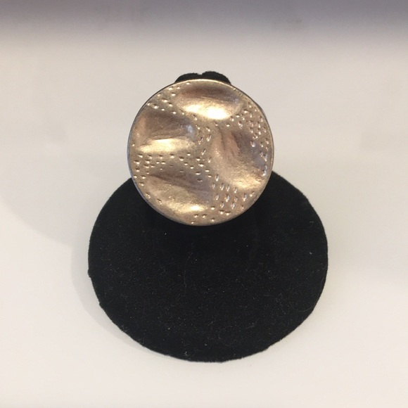 Hammered Gold around Stretchy Ring - Picture 1 of 3